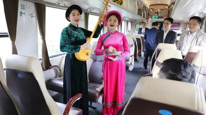 Hanoi - Thai Nguyen tourism train starts trial run