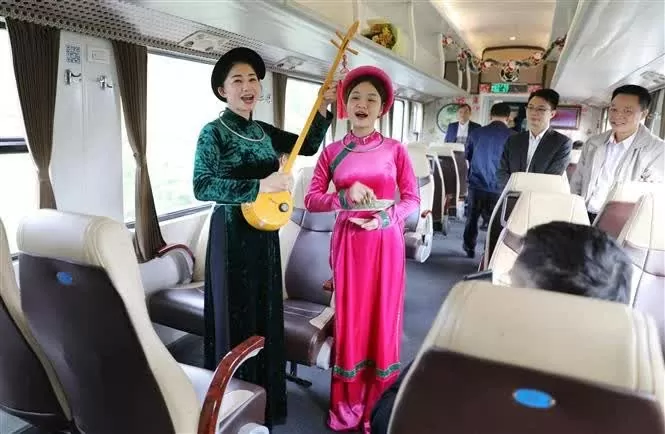 Delegates on the Hanoi-Thai Nguyen tourism train enjoy a Then singing performance. (Photo: VNA) Delegates on the Hanoi-Thai Nguyen tourism train enjoy a Then singing performance. (Photo: VNA)
