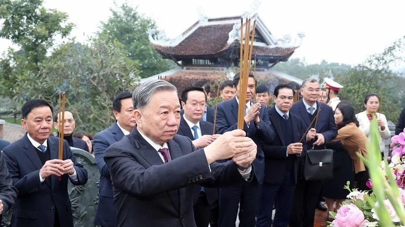 Party chief pays homage to President Ho Chi Minh, pledges to seize opportunities to propel Vietnam into a new era