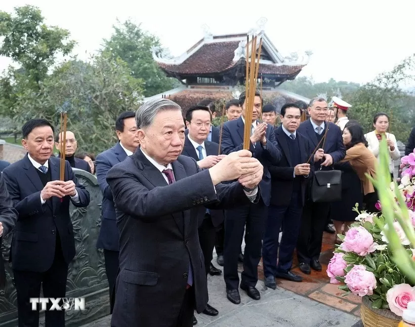 Tổng Bí thư Tô Lâm và đoàn công tác dâng hoa, dâng hương tại Đền Chung Sơn - Đền thờ gia tiên Bác Hồ. (Ảnh: Thống Nhất/TTXVN) Tổng Bí thư Tô Lâm và đoàn công tác dâng hoa, dâng hương tại Đền Chung Sơn - Đền thờ gia tiên Bác Hồ. (Ảnh: Thống Nhất/TTXVN)