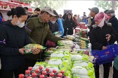 Hanoi organizes charity market to support 2,000 disadvantaged people. People shop at the market (Photo: VNA)