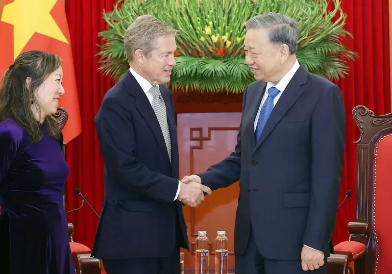 Tổng Bí thư Tô Lâm tiếp ông Nicholas Berggruen, Nhà sáng lập, Chủ tịch Công ty đầu tư Berggruen Holdings và Viện Berggruen cùng bà Nguyễn Thị Liên Hằng, Giám đốc Viện nghiên cứu Đông Á Weatherhead, Đại học Columbia, Hoa Kỳ. (Nguồn: TTXVN Tổng Bí thư Tô Lâm tiếp ông Nicholas Berggruen, Nhà sáng lập, Chủ tịch Công ty đầu tư Berggruen Holdings và Viện Berggruen cùng bà Nguyễn Thị Liên Hằng, Giám đốc Viện nghiên cứu Đông Á Weatherhead, Đại học Columbia, Hoa Kỳ. (Nguồn: TTXVN