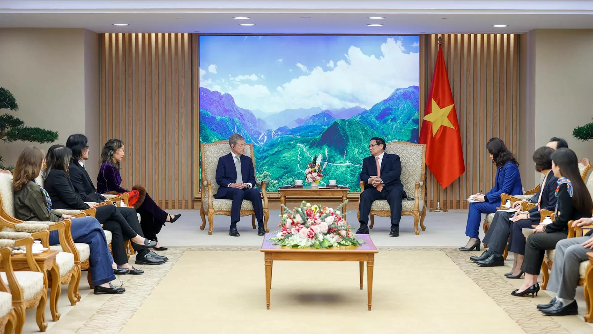 PM Pham Minh Chinh welcomes Chairman of Berggruen Holding in Hanoi PM Pham Minh Chinh welcomes Chairman of Berggruen Holding in Hanoi