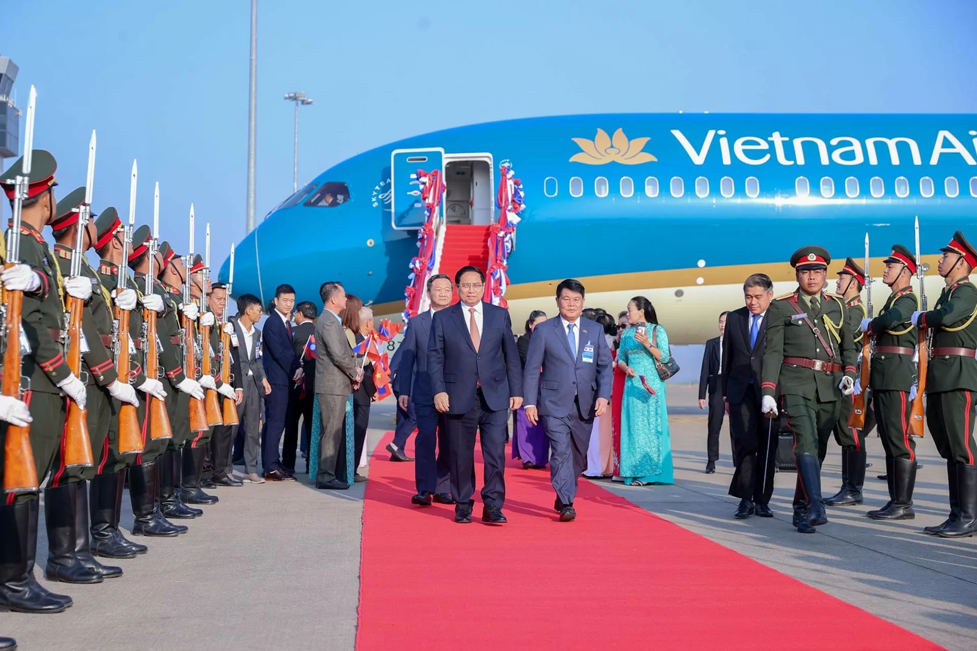 Prime Minister Pham Minh Chinh arrives in Vientiane, starting Laos visit