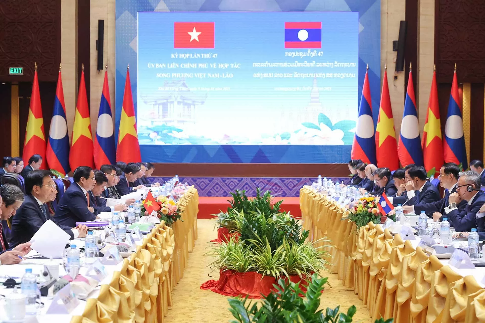 Vietnam, Laos Prime Ministers co-chair meeting to outline measures deepening bilateral ties Vietnam, Laos Prime Ministers co-chair meeting to outline measures deepening bilateral ties
