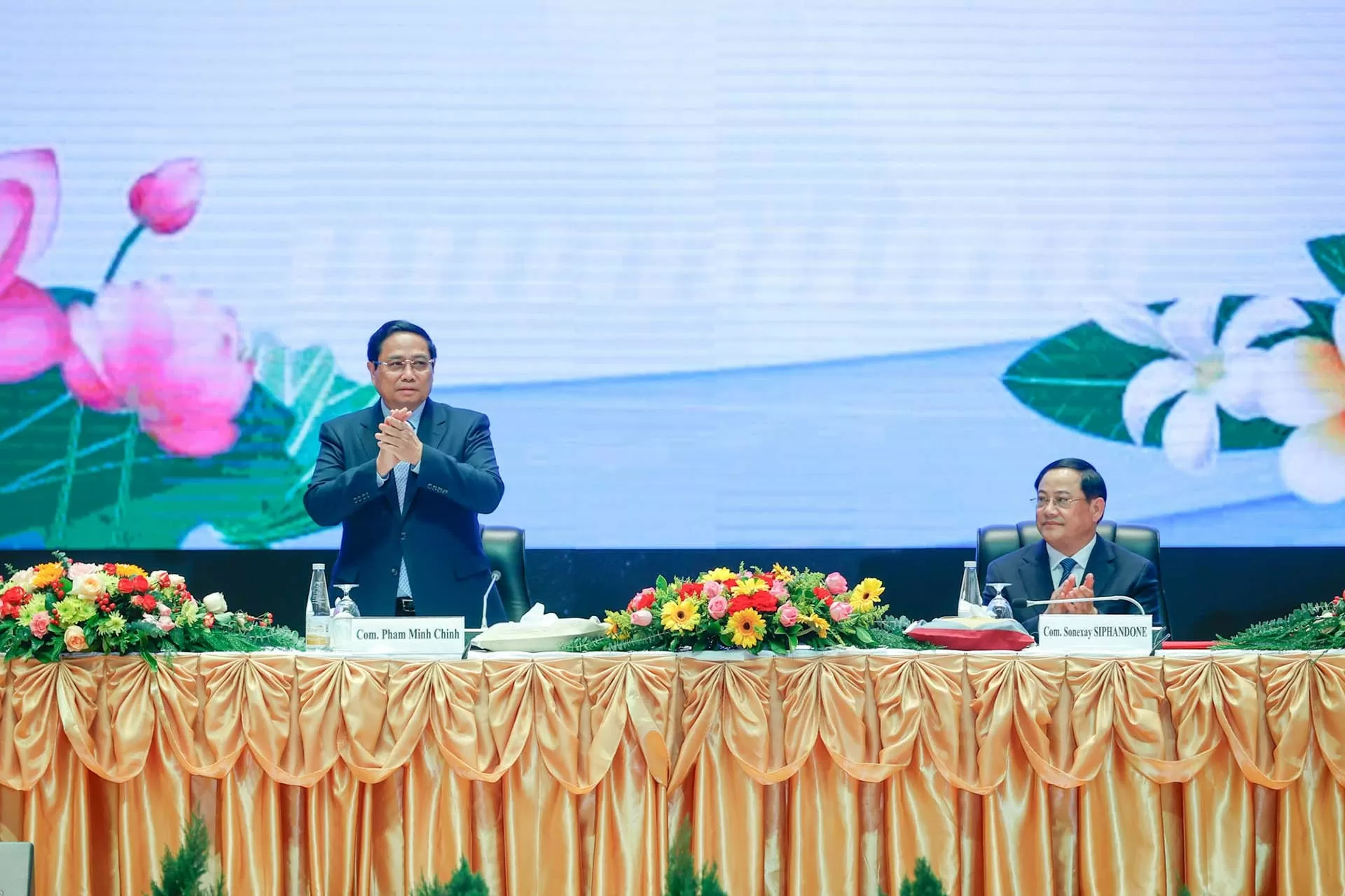 Vietnam, Laos Prime Ministers co-chair investment cooperation conference in Vientiane Vietnam, Laos Prime Ministers co-chair investment cooperation conference in Vientiane