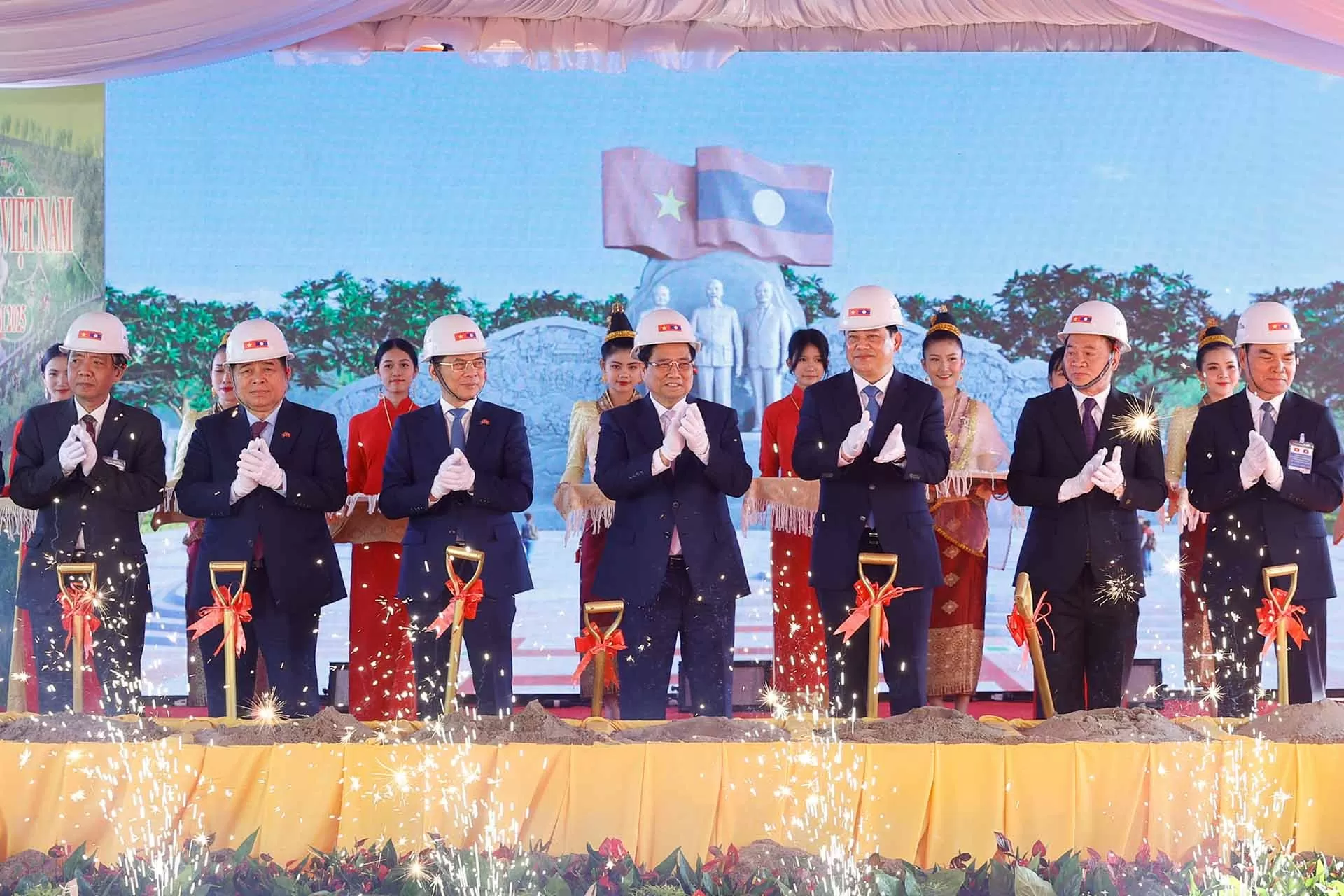 Vietnam, Laos Prime Ministers Pham Minh Chinh mark start of work on Friendship Park Vietnam, Laos Prime Ministers Pham Minh Chinh mark start of work on Friendship Park