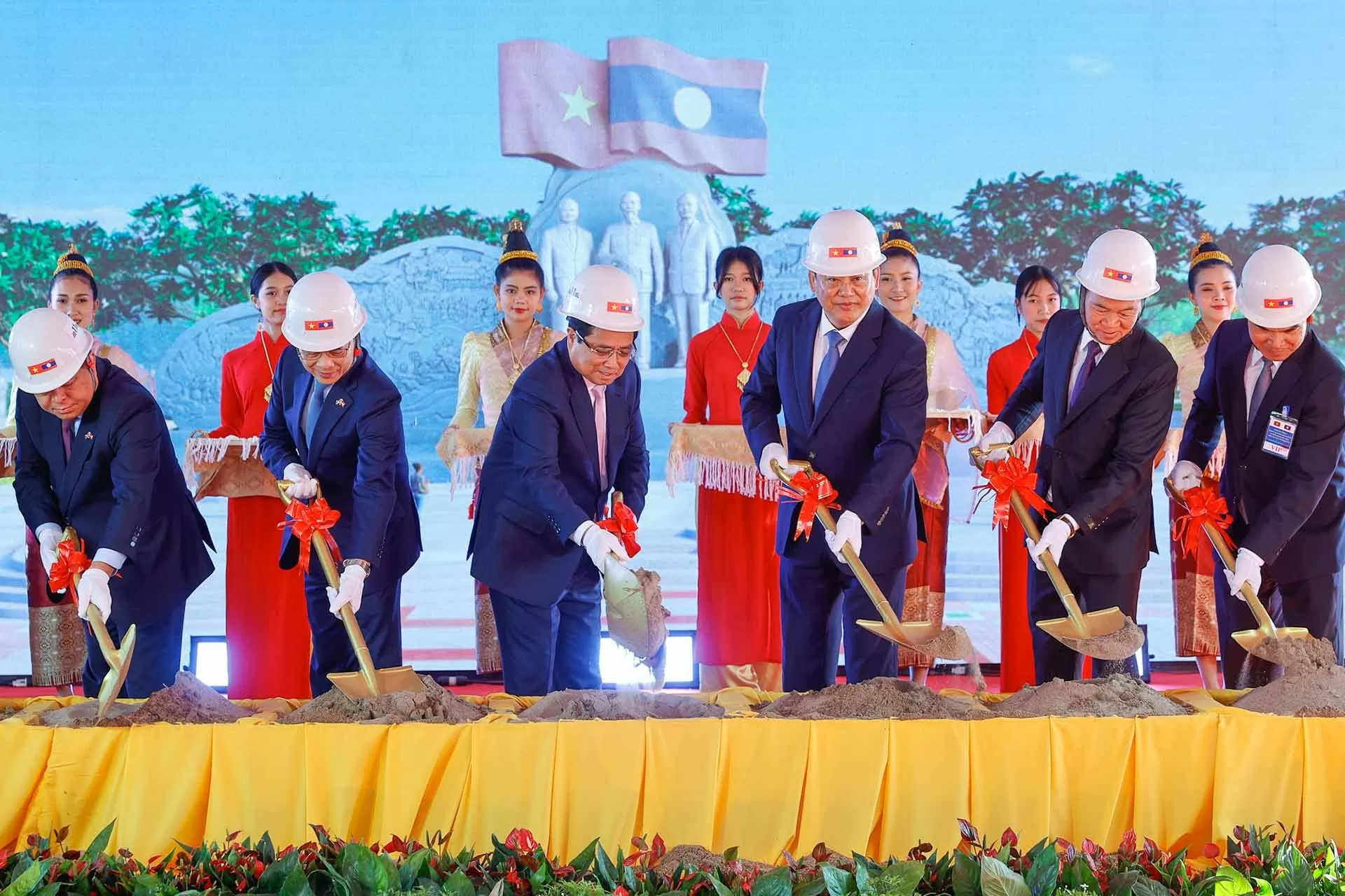 Vietnam, Laos Prime Ministers Pham Minh Chinh mark start of work on Friendship Park Vietnam, Laos Prime Ministers Pham Minh Chinh mark start of work on Friendship Park