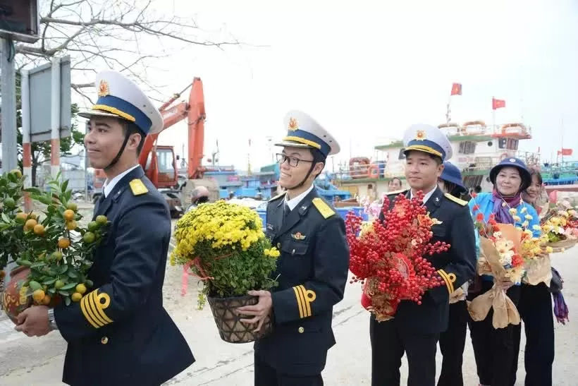 A delegation from the Naval Region 3 Command deliver Tet greetings and provisions to officers, soldiers and people on Ly Son Island on January 11. (Photo: VNA) A delegation from the Naval Region 3 Command deliver Tet greetings and provisions to officers, soldiers and people on Ly Son Island on January 11. (Photo: VNA)