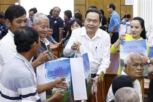 NA Chairman Tran Thanh Man presents Tet gifts to disadvantaged residents, armed forces in Tra Vinh