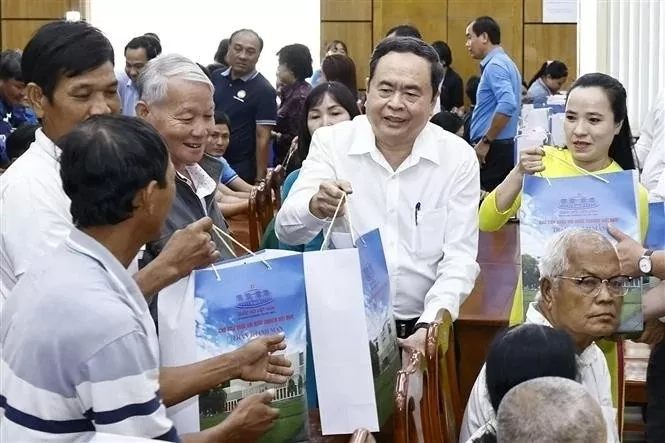 NA) Chairman Tran Thanh Man presents gifts to families of revolutionary contributors in Tra Vinh province on January 11. (Photo: VNA) NA) Chairman Tran Thanh Man presents gifts to families of revolutionary contributors in Tra Vinh province on January 11. (Photo: VNA)