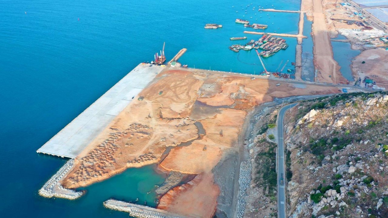Ninh Thuan province's Trung Nam Ca Na international port hits milestone