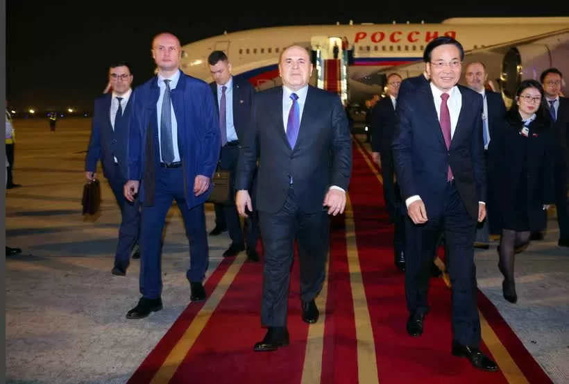 Russian Prime Minister Mikhail Vladimirovich Mishustin (C) arrives in Hanoi in the early morning of January 14, beginning his two-day official visit to Vietnam at the invitation of Prime Minister Pham Minh Chinh. (Source: VNA) Russian Prime Minister Mikhail Vladimirovich Mishustin (C) arrives in Hanoi in the early morning of January 14, beginning his two-day official visit to Vietnam at the invitation of Prime Minister Pham Minh Chinh. (Source: VNA)
