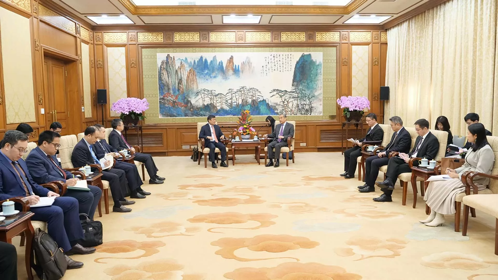 Chinese FM Wang Yi receives Standing Deputy Minister Nguyen Minh Vu, affirming bilateral ties Chinese FM Wang Yi receives Standing Deputy Minister Nguyen Minh Vu, affirming bilateral ties