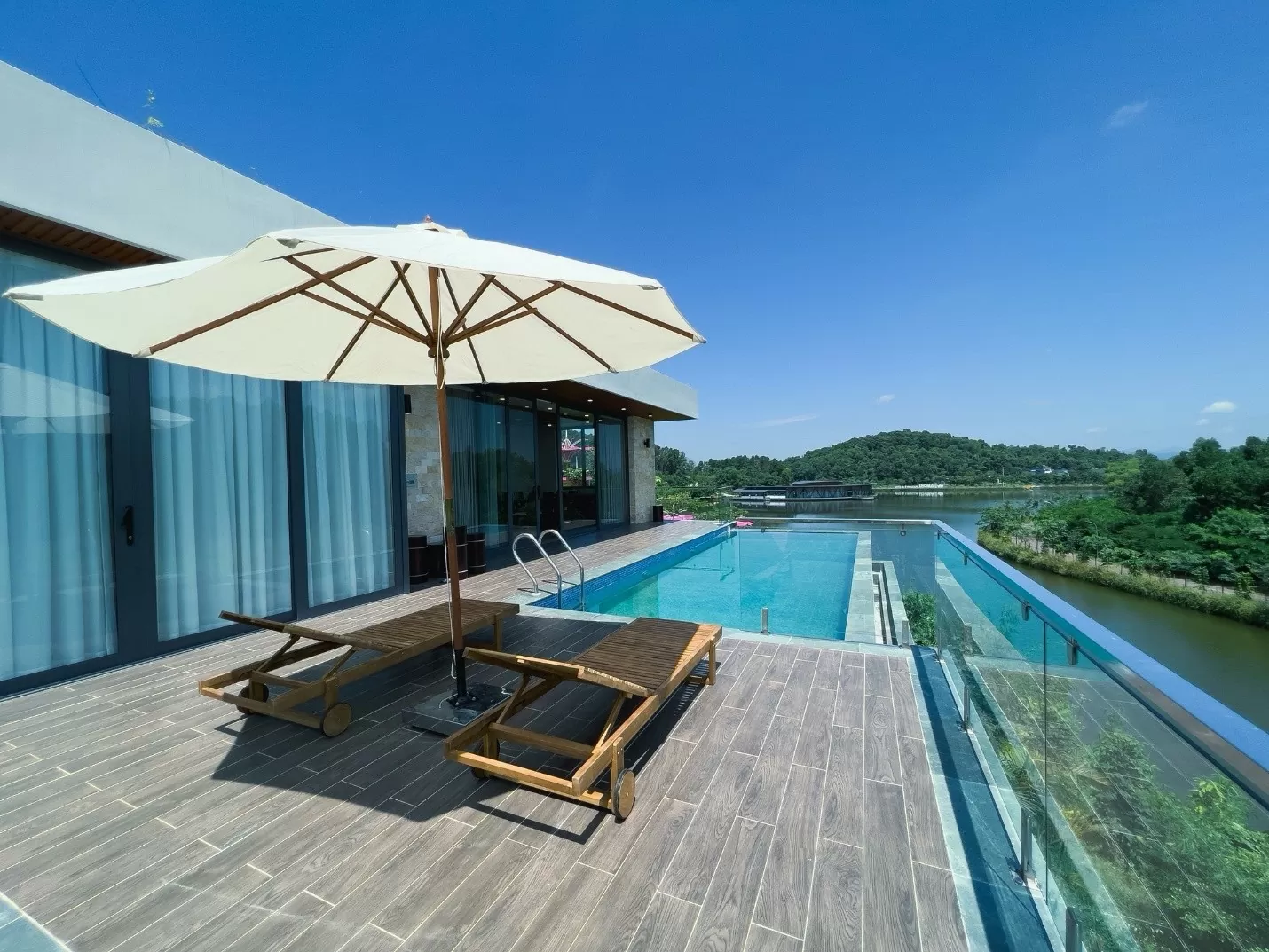 Từ Over Water Villa nhìn ra toàn cảnh bình yên non nước của khu nghỉ dưỡng. Từ Over Water Villa nhìn ra toàn cảnh bình yên non nước của khu nghỉ dưỡng.