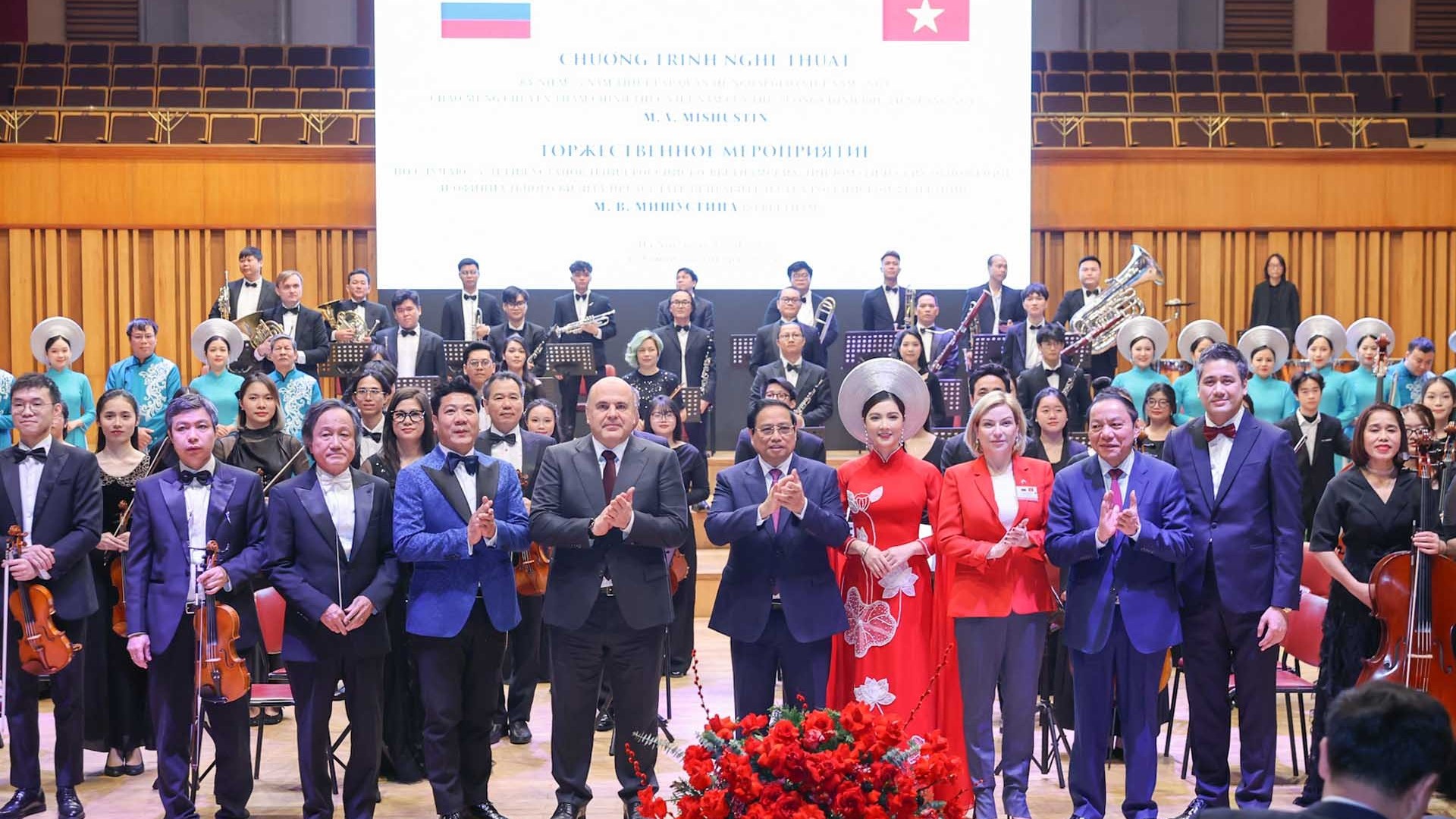 Vietnam, Russia Prime Ministers attend art programme celebrating diplomatic ties