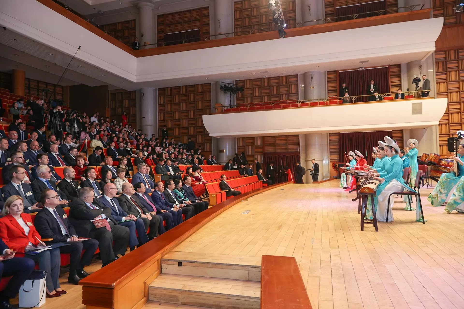 Vietnam, Russia Prime Ministers attend art programme celebrating diplomatic ties Vietnam, Russia Prime Ministers attend art programme celebrating diplomatic ties