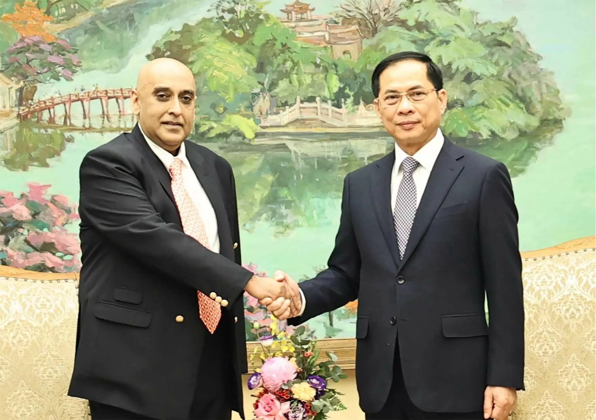 Deputy Prime Minister urged Makara Capital to help Vietnam build international financial centres