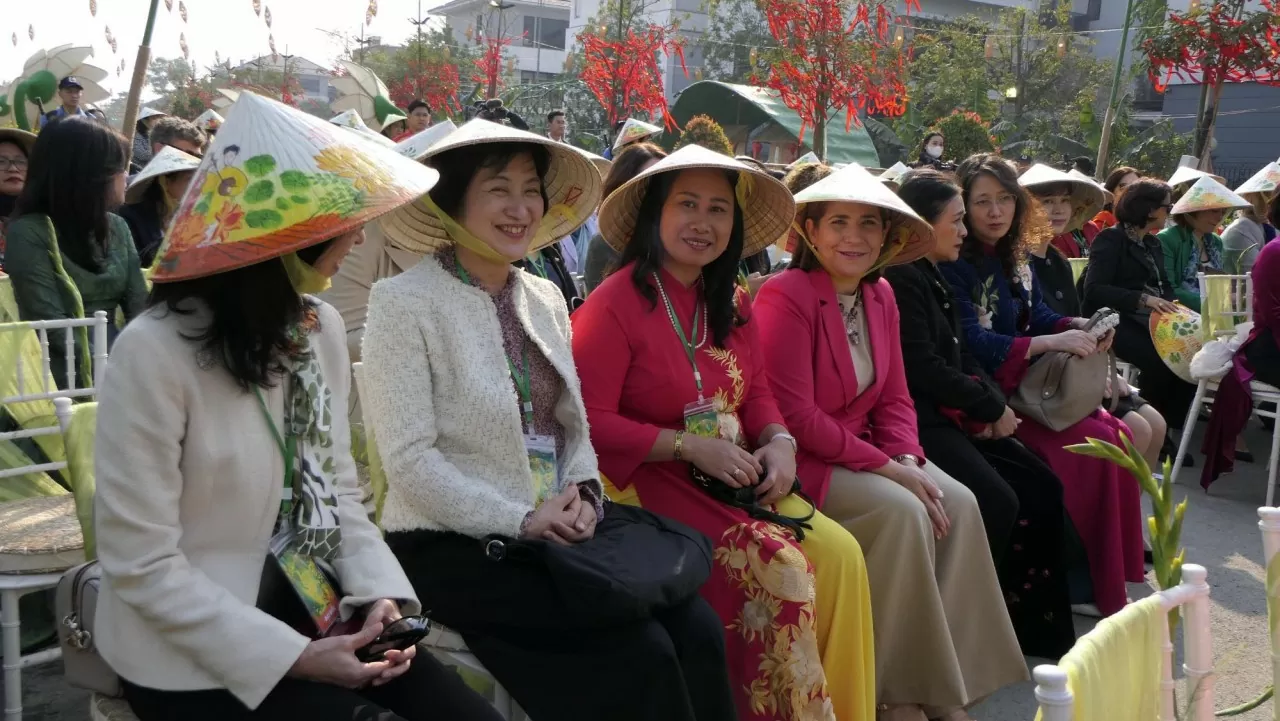General Secretary’s Spouse, foreign female Ambassadors wrap ‘banh chung’ General Secretary’s Spouse, foreign female Ambassadors wrap ‘banh chung’