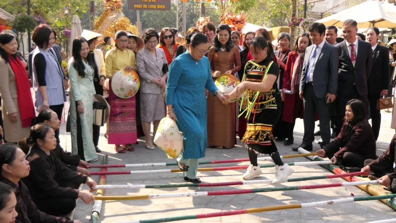 General Secretary’s Spouse, foreign female Ambassadors wrap ‘banh chung’ General Secretary’s Spouse, foreign female Ambassadors wrap ‘banh chung’