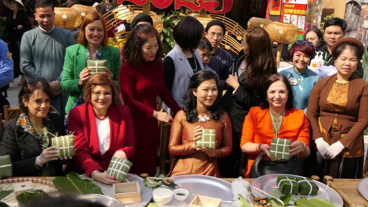 General Secretary’s Spouse, foreign female Ambassadors wrap ‘banh chung’ General Secretary’s Spouse, foreign female Ambassadors wrap ‘banh chung’