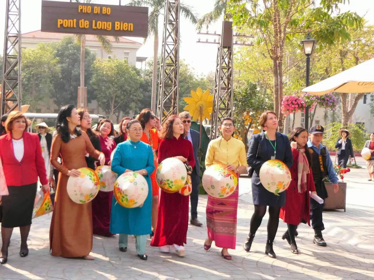 General Secretary’s Spouse, foreign female Ambassadors wrap ‘banh chung’ for Vietnamese Lunar New Year Tet General Secretary’s Spouse, foreign female Ambassadors wrap ‘banh chung’ for Vietnamese Lunar New Year Tet