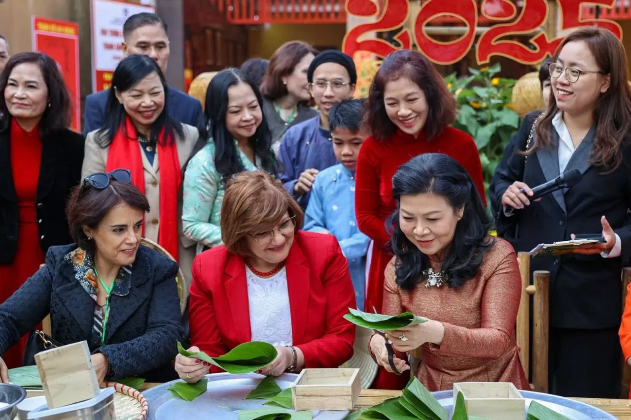 General Secretary’s Spouse, foreign female Ambassadors wrap ‘banh chung’ for Vietnamese Lunar New Year Tet General Secretary’s Spouse, foreign female Ambassadors wrap ‘banh chung’ for Vietnamese Lunar New Year Tet