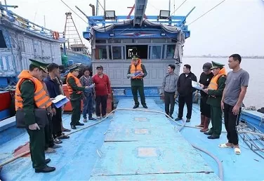 Nam Dinh’s border guards help enhance fishermen’s awareness of combating IUU fishing Nam Dinh’s border guards help enhance fishermen’s awareness of combating IUU fishing