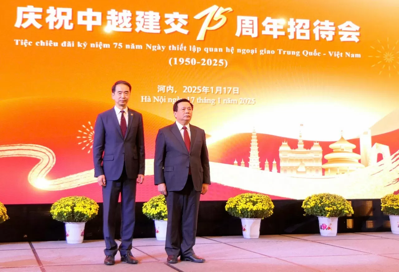 Đại sứ Trung Quốc tại Việt Nam Hà Vĩ và đồng chí Nguyễn Xuân Thắng. (Ảnh: Thành Long)