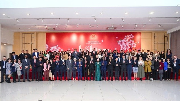 Deputy FM Le Thi Thu Hang hosted annual meeting with foreign diplomatic missions, press agencies