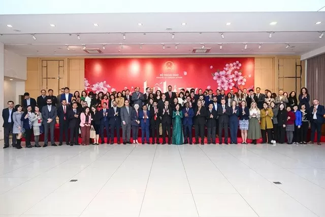 Deputy FM Le Thi Thu Hang hosted annual meeting with foreign diplomatic missions, press agencies