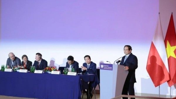 Prime Minister Pham Minh Chinh attends business forum in Warsaw