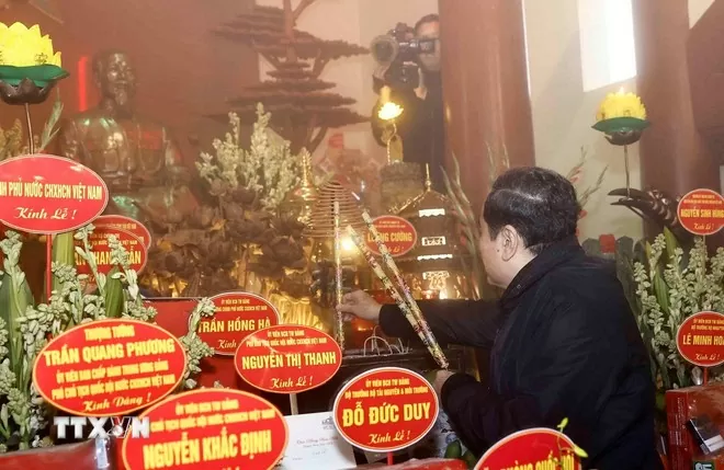 Chủ tịch Quốc hội Trần Thanh Mẫn dâng hương tưởng nhớ Chủ tịch Hồ Chí Minh.