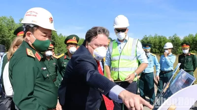Deputy Minister of National Defence Sen. Lieut. Gen. Hoang Xuan Chien and US Ambassador to Vietnam Marc Knapper inspect dioxin treatment at Bien Hoa airport. Deputy Minister of National Defence Sen. Lieut. Gen. Hoang Xuan Chien and US Ambassador to Vietnam Marc Knapper inspect dioxin treatment at Bien Hoa airport.