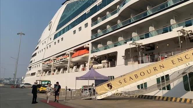 Over 1,200 foreign tourists arrive in Ha Long on cruises