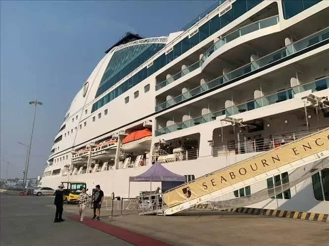 After arriving in Quang Ninh, visitors will explore Ha Long Bay, visit the city, visit some cultural and historical relics and neighbouring localities. (Photo: VNA) After arriving in Quang Ninh, visitors will explore Ha Long Bay, visit the city, visit some cultural and historical relics and neighbouring localities. (Photo: VNA)