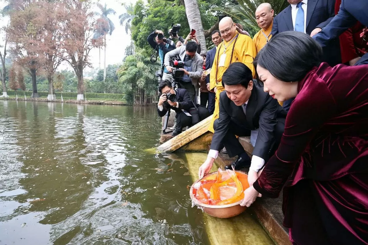 Chủ tịch nước Lương Cường và phu nhân thực hiện nghi lễ Thả cá chép tại Ao cá Bác Hồ. (Ảnh: Thành Long)