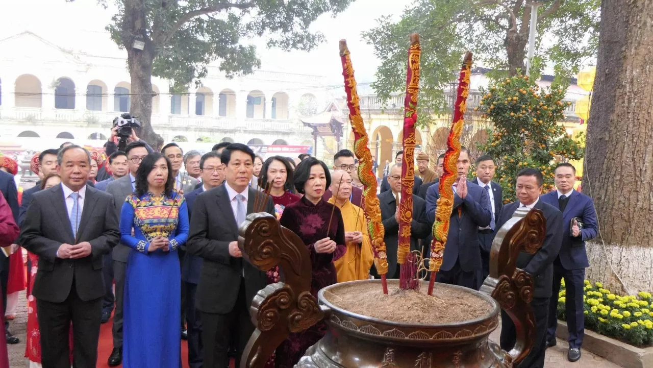Chủ tịch nước Lương Cường và Phu nhân cùng Kiều bào dâng hương tại Phương Đình , Điện Kính Thiên. (Ảnh: Thành Long) Chủ tịch nước Lương Cường và Phu nhân cùng Kiều bào dâng hương tại Phương Đình , Điện Kính Thiên. (Ảnh: Thành Long)