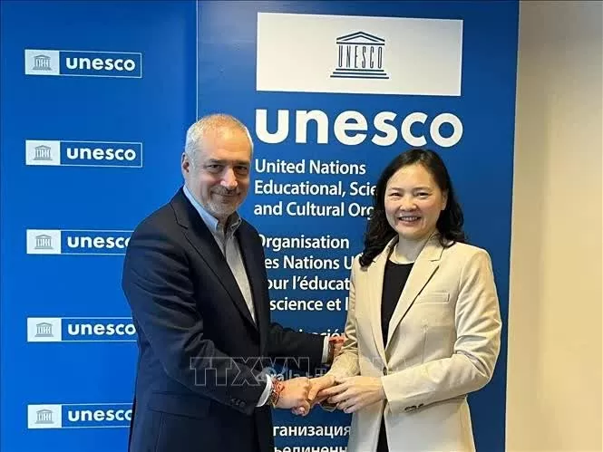 Ambassador Nguyen Thi Van Anh (R), Vietnam’s Permanent Representative to UNESCO, and UNESCO Assistant Director-General for Culture Ernesto Renato Ottone Ramirez at their meeting in Paris on January 17. (Photo: VNA) Ambassador Nguyen Thi Van Anh (R), Vietnam’s Permanent Representative to UNESCO, and UNESCO Assistant Director-General for Culture Ernesto Renato Ottone Ramirez at their meeting in Paris on January 17. (Photo: VNA)