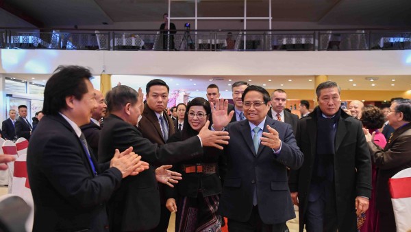 PM Pham Minh Chinh visits Vietnamese-invested Sapa and Tamda Trade Centres in Czech Republic