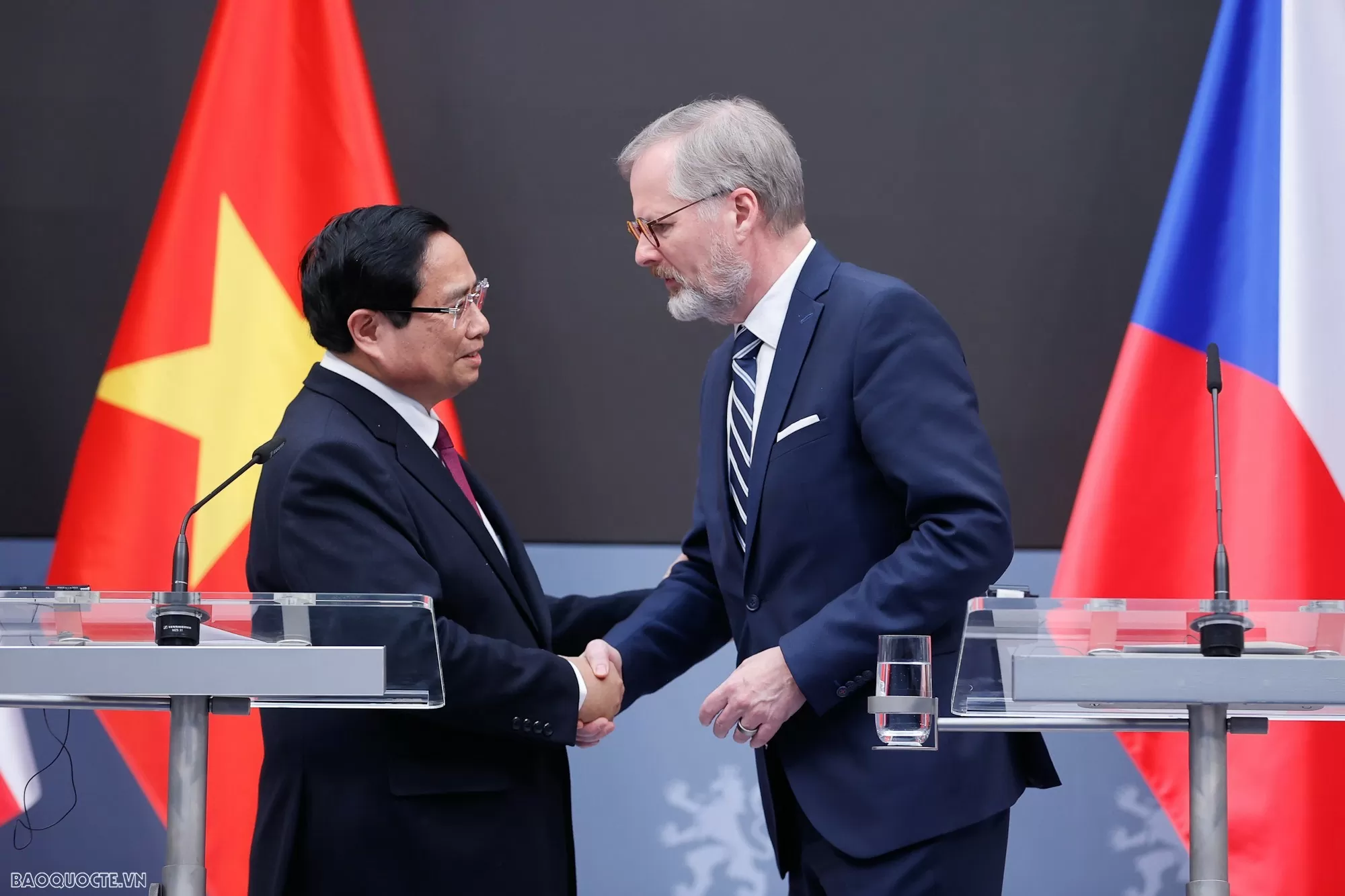 Vietnam, Czech Republic Prime Ministers hold talks to establish strategic partnership