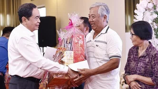 NA Chairman Tran Thanh Man visits, presents Tet gifts to the poor, police in Can Tho