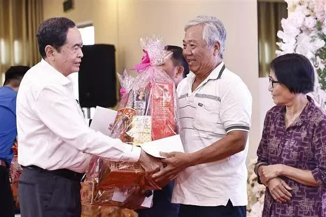 NA Chairman visits, presents Tet gifts to the poor, police in Can Tho NA Chairman visits, presents Tet gifts to the poor, police in Can Tho