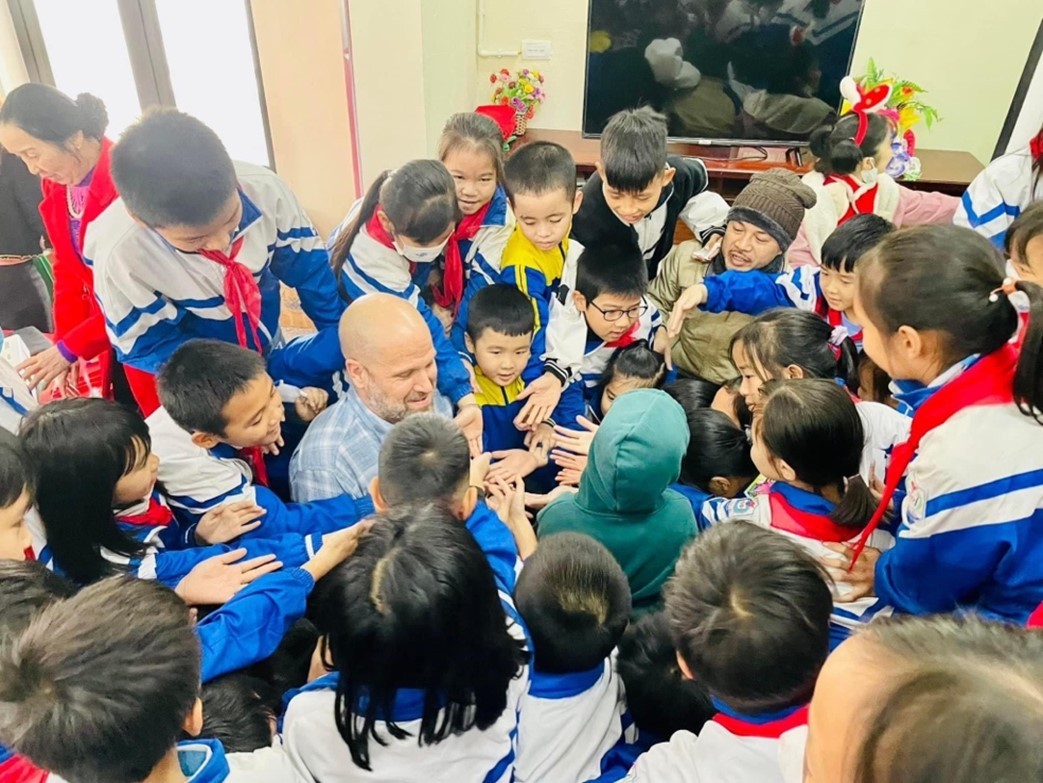 Các em học sinh xin chữ ký giáo sư Shannon  Gramse sau chương trình giao lưu văn hóa và giáo dục tại Nghệ An tháng 12/2022.