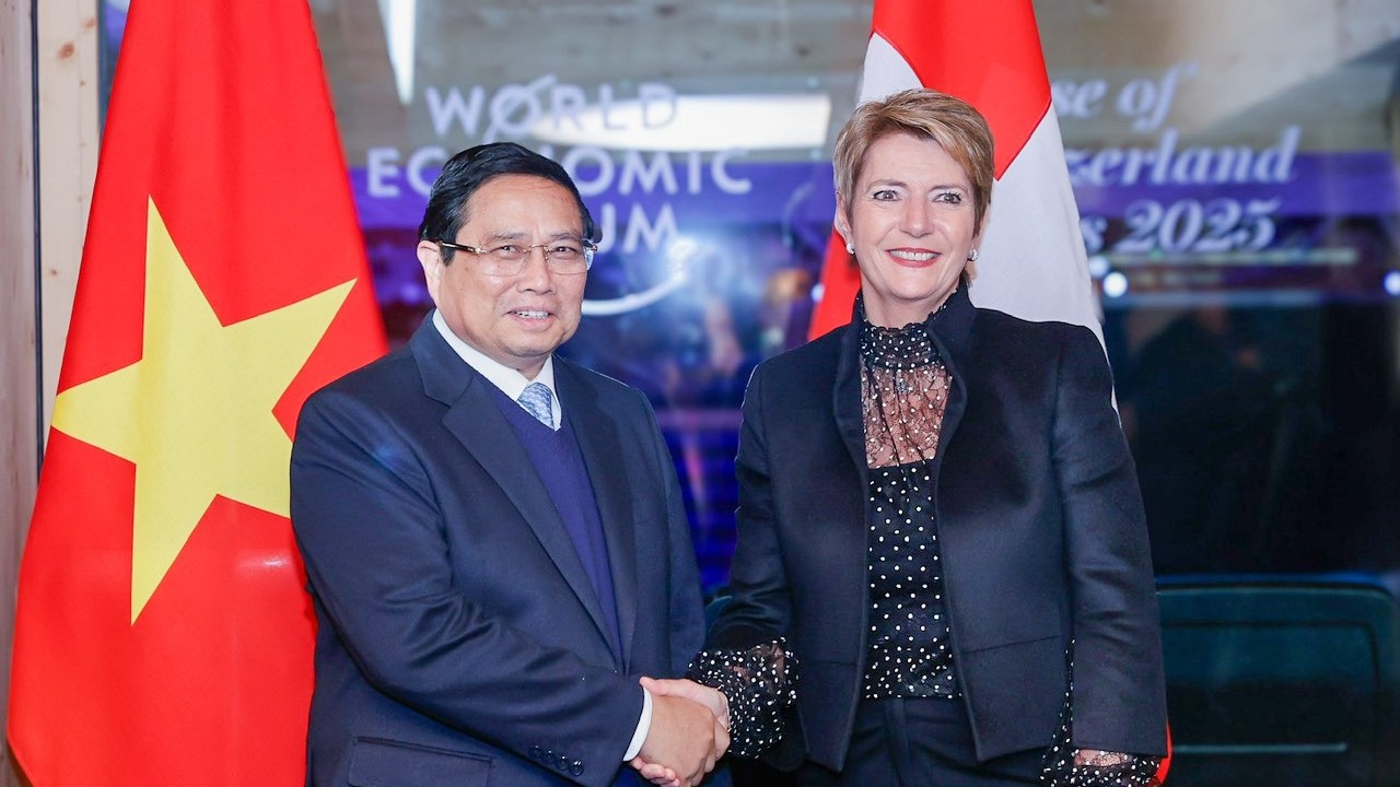 Prime Minister Pham Minh Chinh, Swiss President  Karin Keller-Sutterin hold talks in Davos
