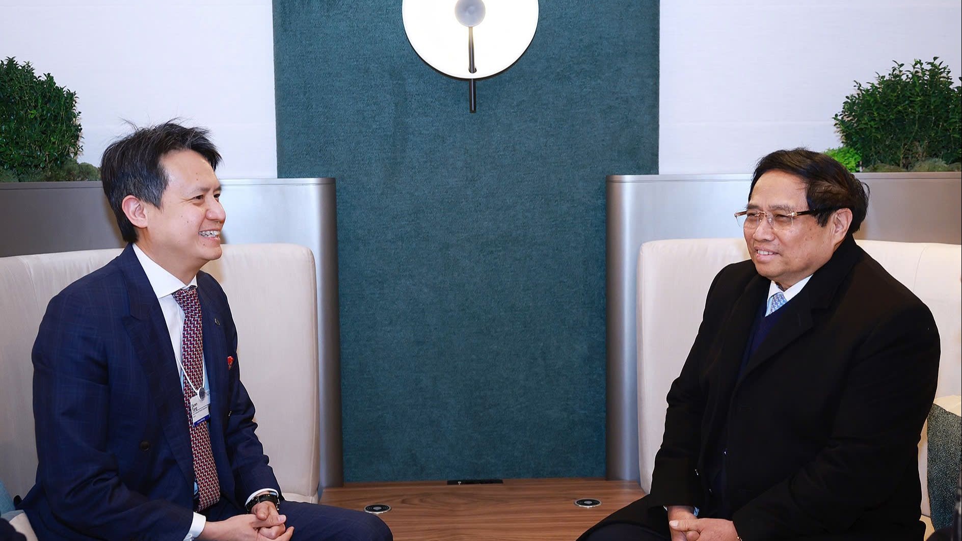 PM Pham Minh Chinh receives WIPO Director General Daren Tang in Davos