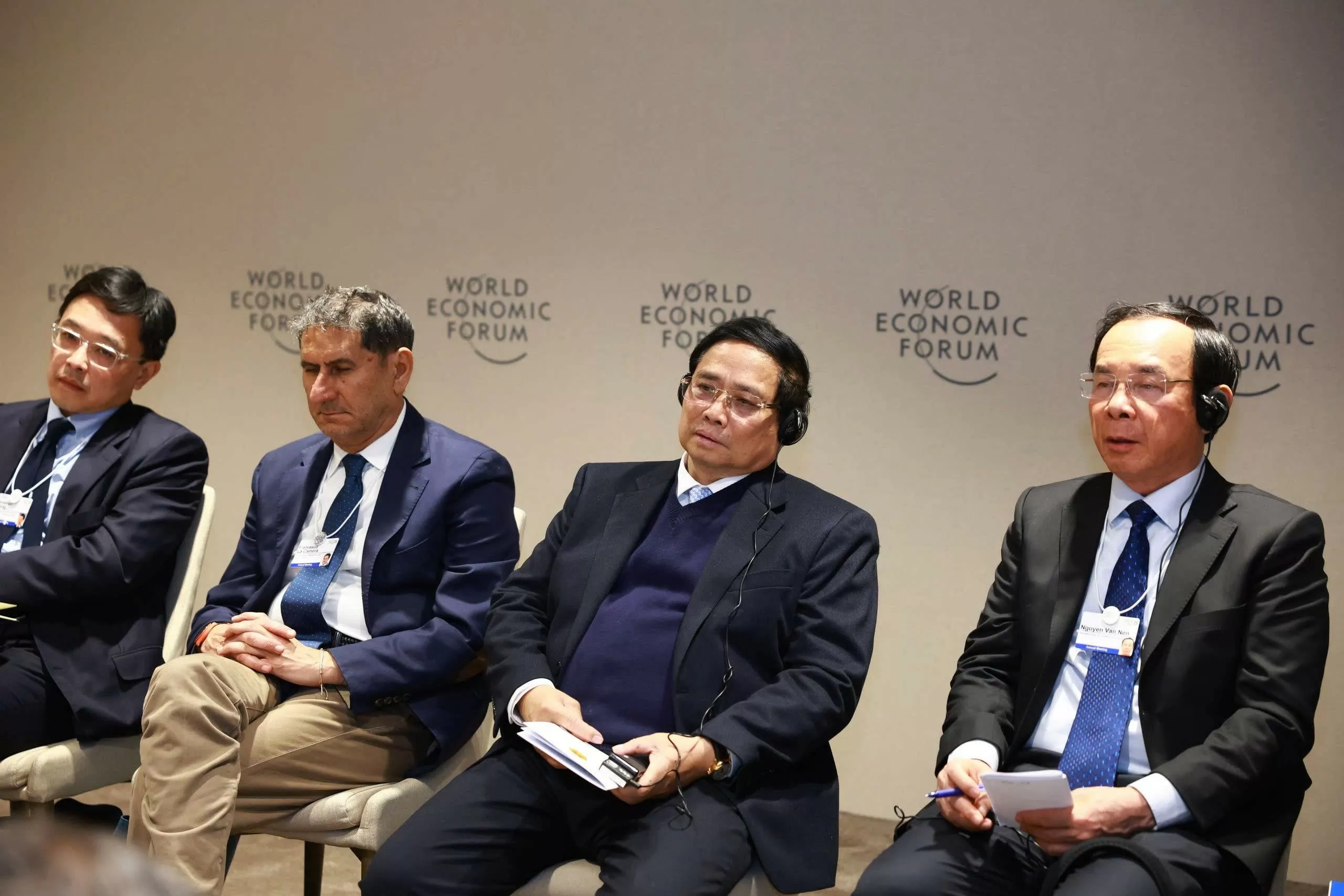 PM addresses seminar on global trade, development in smart era in Davos PM addresses seminar on global trade, development in smart era in Davos