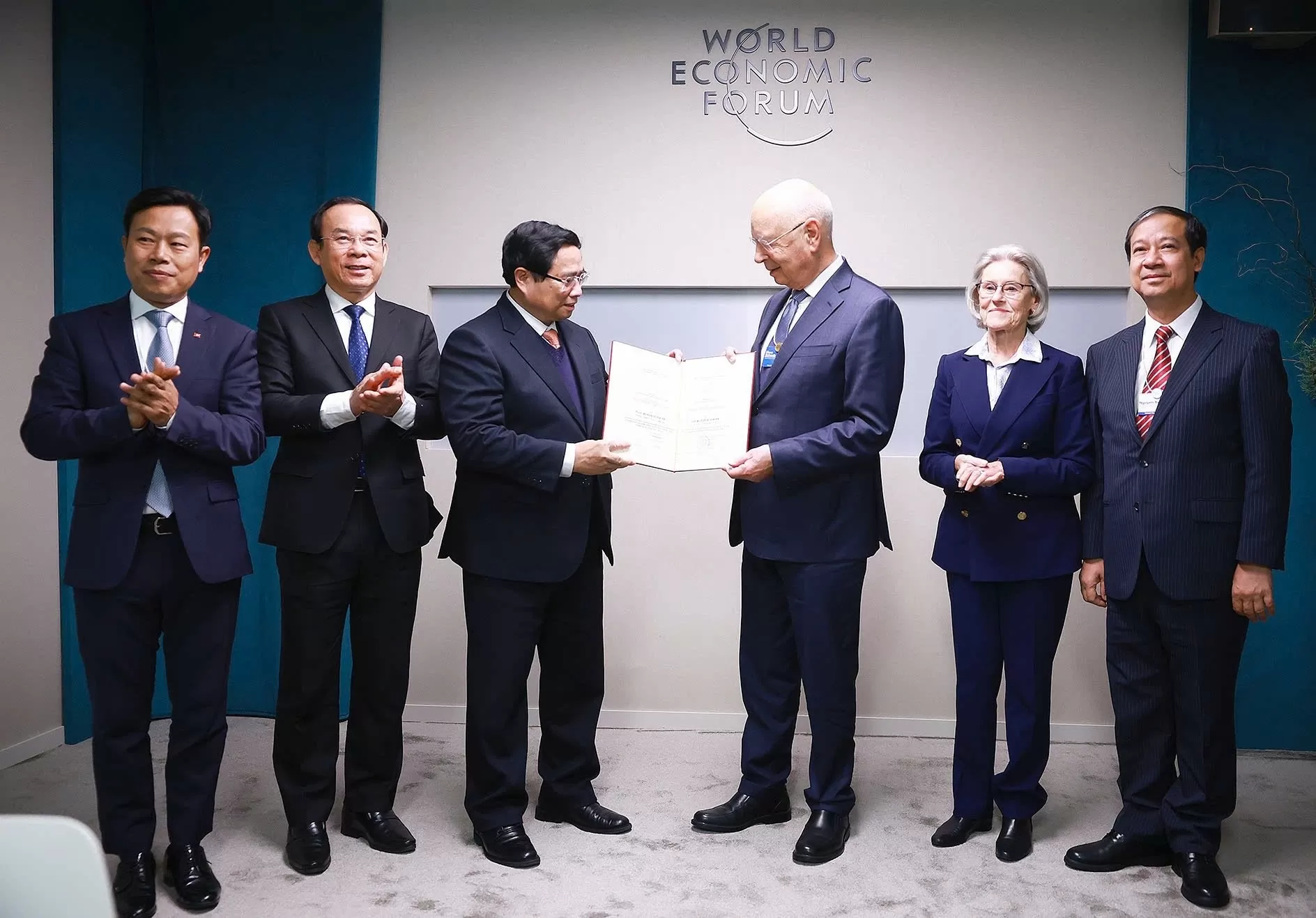 PM Pham Minh Chinh meets with WEF Executive Chairman Klaus Schwab in Davos