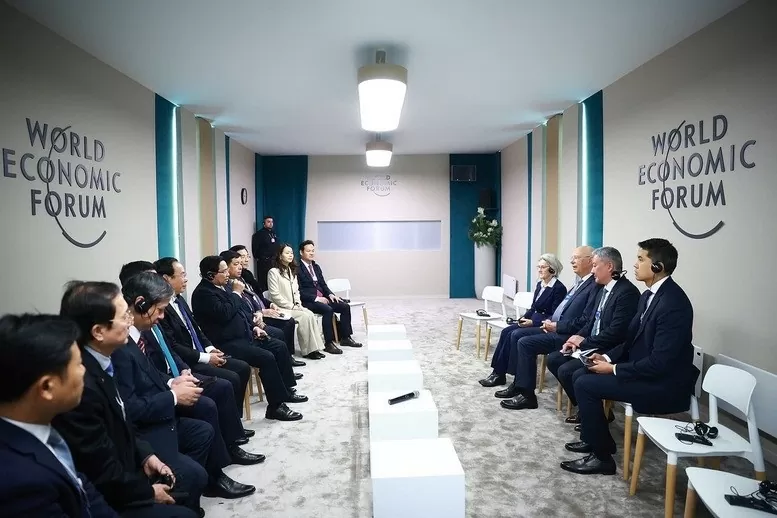 PM Pham Minh Chinh meets with WEF Executive Chairman Klaus Schwab in Davos