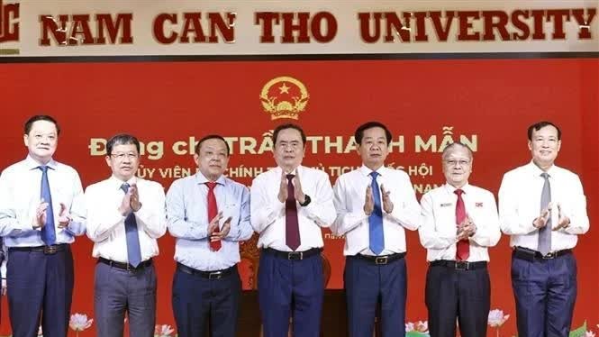 NA Chairman Tran Thanh Man makes education push during visits to Can Tho’s universities